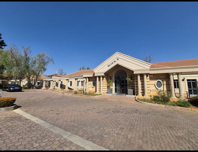 15M² OFFICE TO LET IN DUNKELD WEST
